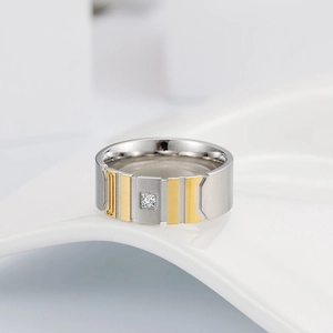Dettaglio anello argento spazzolato con strisce oro e diamante centrale a base quadrata