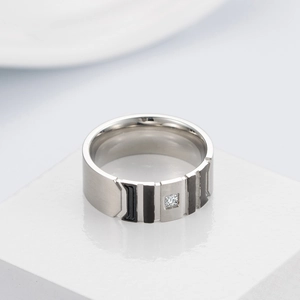 Anello industriale in acciaio placcato oro 18K con strisce nere e gemma quadrata