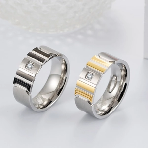 Anello industriale in acciaio placcato oro 18K con zircone quadrato e finitura spazzolata