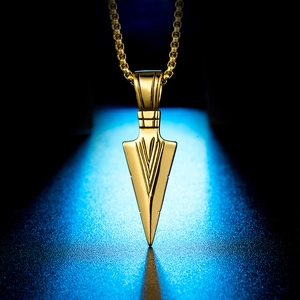Retro golden arrowhead pendant necklace with etched details and a matching box chain