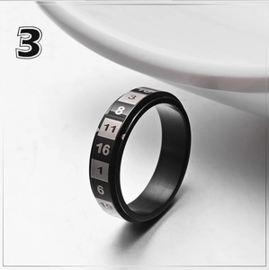 Détail macro d'une bague rotative en acier inoxydable avec chiffres gravés noir et argent