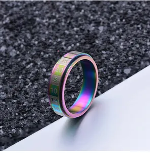 Vue macro de la bague rotative arc-en-ciel en acier inoxydable aux chiffres gravés