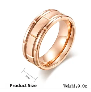 Détail de bague en acier inoxydable or rose 8mm avec centre brossé et bords polis