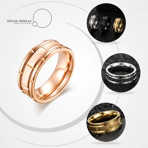 Vue détaillée de la bague en acier brossé avec rainure en or rose et design à paliers