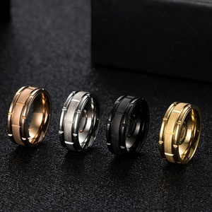 Vue détaillée de quatre bagues en acier brossé en or rose, argent, noir et or brillant