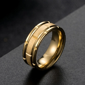 Détail de la bague pour homme en or avec texture brossée et bords à facettes géométriques