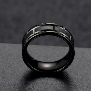 Macro d'une bague en titane noir brossé avec des rainures verticales polies sur les bords