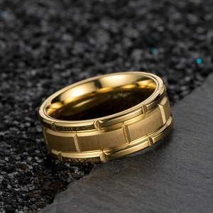 Détail d'une bague en titane doré avec texture de brique unique sur pierre noire
