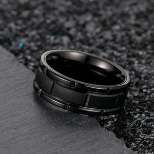 Macro de bague noire en acier inoxydable pour homme avec texture industrielle