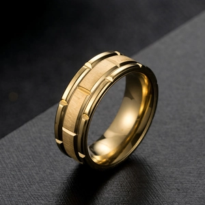 Bague en acier inoxydable doré brossé avec rainures industrielles et bords polis