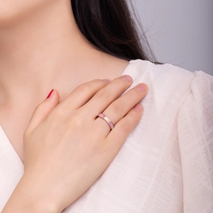 Δαχτυλίδι ροζ χρυσό με ροζ κοχύλι και κρύσταλλα φορεμένο στο δάχτυλο μιας γυναίκας