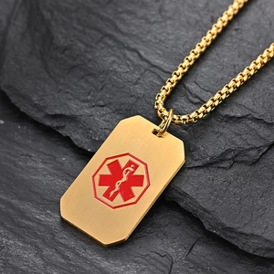 Collana medica dorata con simbolo della stella della vita rossa su sfondo di pietra