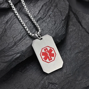 Macro di una collana medica in acciaio inossidabile spazzolato su roccia nera
