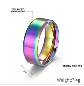 Détail macro d'une bague arc-en-ciel en acier poli 8mm avec une texture métallique