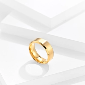 Détail d'une bague dorée 8mm avec surface mate brossée et bord intérieur poli