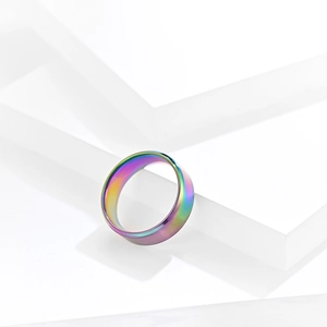 Bague 8mm en acier inoxydable irisé avec dégradé de couleurs sur support géométrique