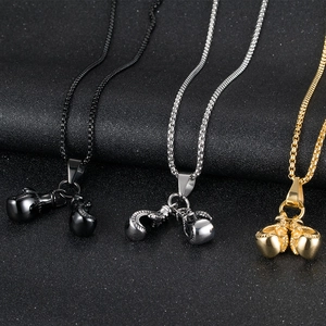 Collier pendentif gant de boxe en finitions or, argent et noir pour les fans de fitness