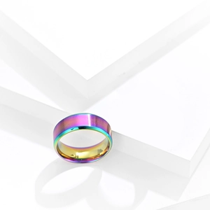 Détail macro d'une bague en acier brossé arc-en-ciel sur support blanc