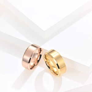 Bagues 8mm en acier inoxydable brossé or rose et or sur des blocs géométriques