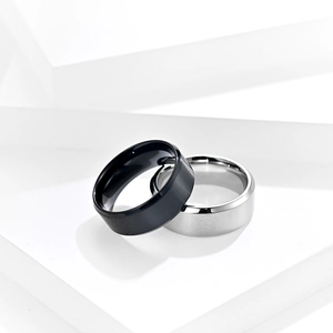 Bagues en acier inoxydable 8mm polies et brossées pour hommes en noir et argent