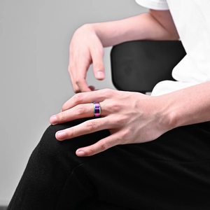Bague unisexe en acier titane arc-en-ciel avec finition mate brossée et large bande lisse