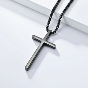 Detailansicht mattschwarzes Edelstahl-Kreuz mit graviertem inspirierendem Zitat