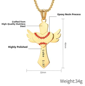Gros plan du collier croix à cœur ailé doré avec détail de gravure Luc 1:37