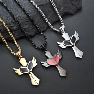 Pendentif croix avec ailes d'ange et détail football, gravure Luke 1:37 en trois tons