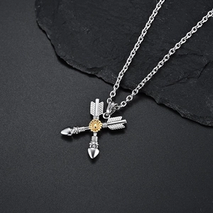 Collana freccia retrò in argento con pendente girasole dorato su sfondo di roccia nera