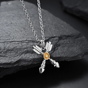 Collana con ciondolo a freccia e girasole retrò vintage per uomo e donna su roccia
