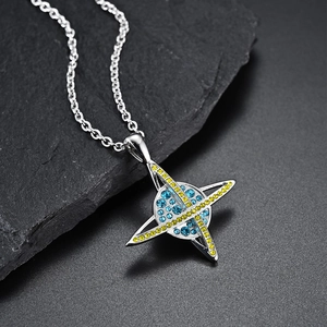 Collier pendentif planète cosmos avec cristaux bleus et jaunes sur chaîne argent