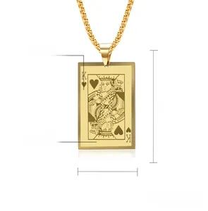 Vue détaillée du pendentif Roi de Cœur plaqué or 18 carats sur collier en acier