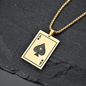 Détail macro du pendentif poker as de pique plaqué or 18 carats sur chaîne dorée
