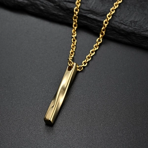 Collana dorata minimalista con ciondolo a rettangolo ritorto e catena a maglie