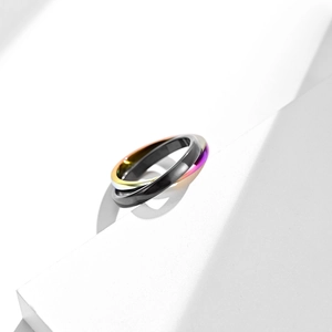 Drei ineinandergreifende Ringe aus Edelstahl in Schwarz, Silber und Regenbogen-Farben
