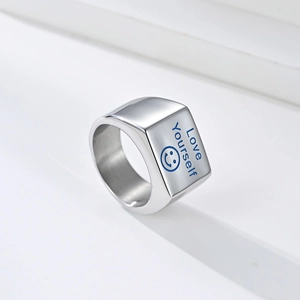 Chevalière carrée moderne en acier argenté avec inscription bleue Love Yourself
