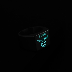 Bague noire lumineuse avec texte Love Yourself et smiley brillant en bleu