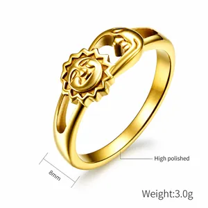 Détail d'une bague soleil et lune dorée de 8 mm avec anneau évidé et acier poli brillant