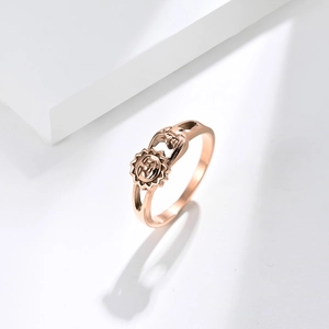 Bague soleil et lune minimaliste en or rose pour couples avec motifs célestes ajourés