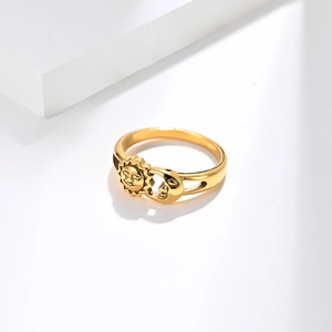 Bague soleil et lune dorée sur un support géométrique minimaliste blanc élégant