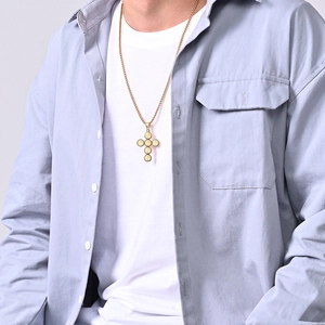 Modello maschile con collana a croce in acciaio al titanio dorato con design a cerchi