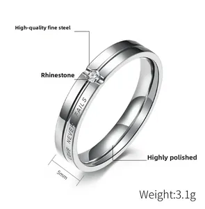 Detailansicht eines Titanstahlrings mit LOVE NEVER FAILS Gravur und Kristallbesatz
