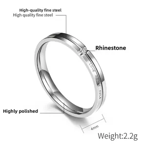 Detail eines 4mm Titanstahlrings mit Kristalldiamant und Love Never Fails Gravur