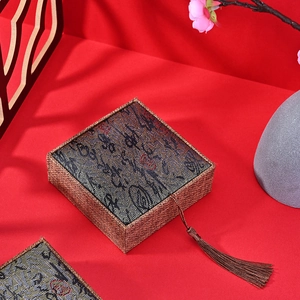 Calligraphy tassel jewelry box in burlap and silk for rings and necklaces
