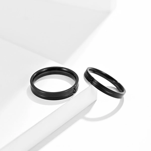 Detail mattschwarzer Titanringe mit Love Never Fails Gravur und schwarzen Steinen
