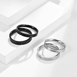 Polierte Titanstahl Partnerringe mit Love Never Fails Gravur und Zirkonia Besatz