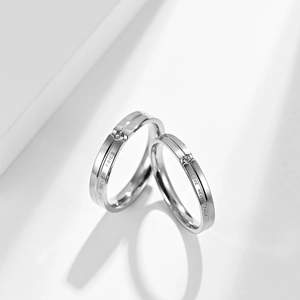 Edelstahl Paarringe mit Diamantbesatz, Love Never Fails Gravur und poliertem Finish