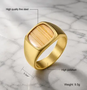 Detail eines 18K vergoldeten Stahlrings mit quadratischem Holzeinsatz und Politur