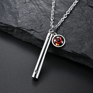 Détail d'un pendentif cylindre zodiaque lumineux avec motif nébuleuse sur chaîne en O