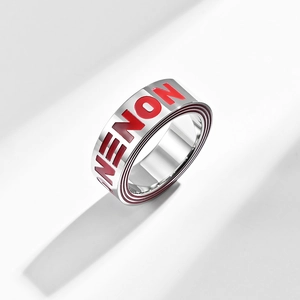 Bague large argentée style hip-hop avec lettrage NONENON rouge et détails de rainures